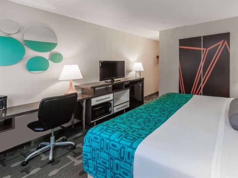 Howard Johnson By Wyndham Romulus Detroit Metro Airport Extérieur photo