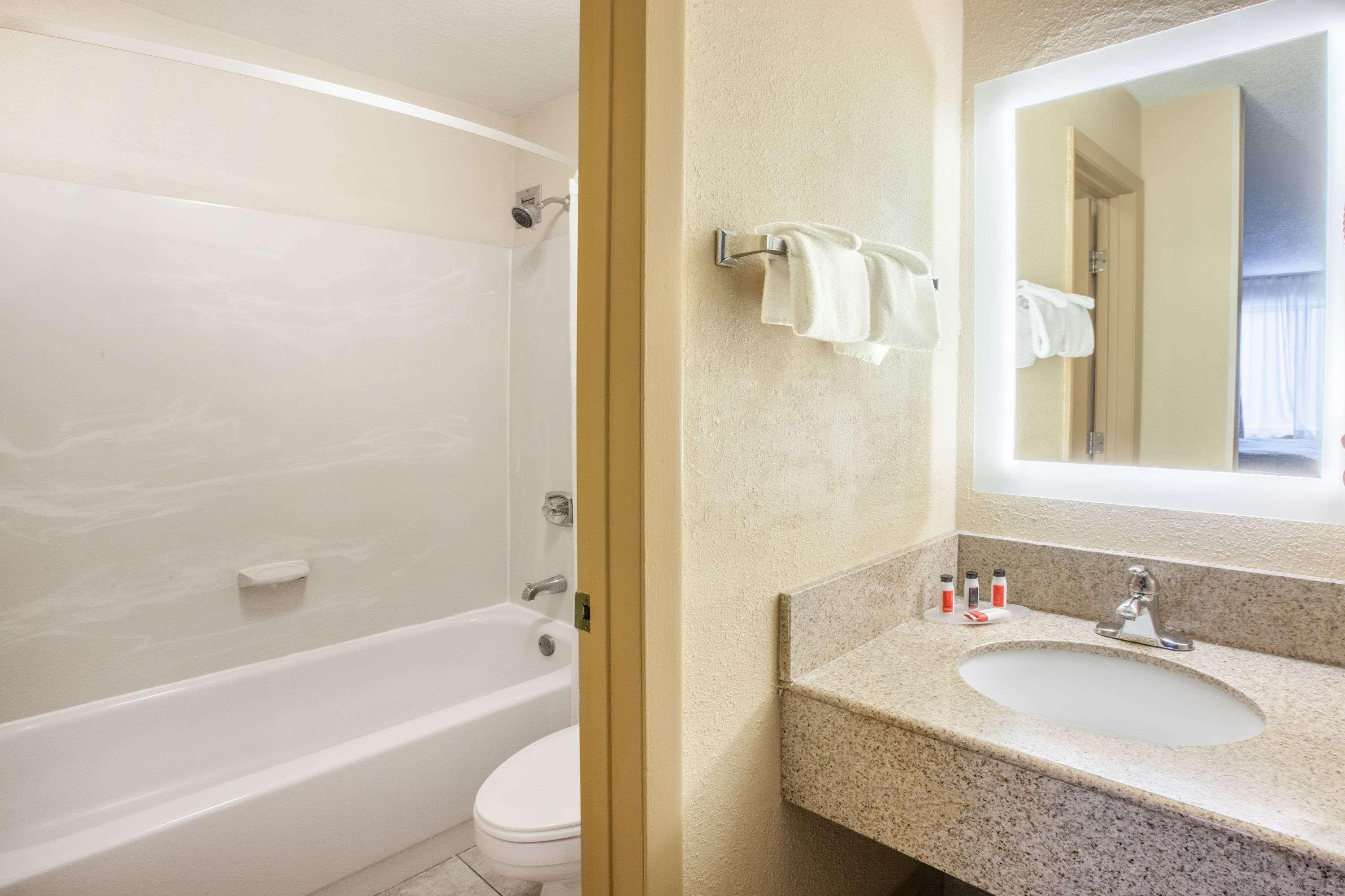 Howard Johnson By Wyndham Romulus Detroit Metro Airport Extérieur photo