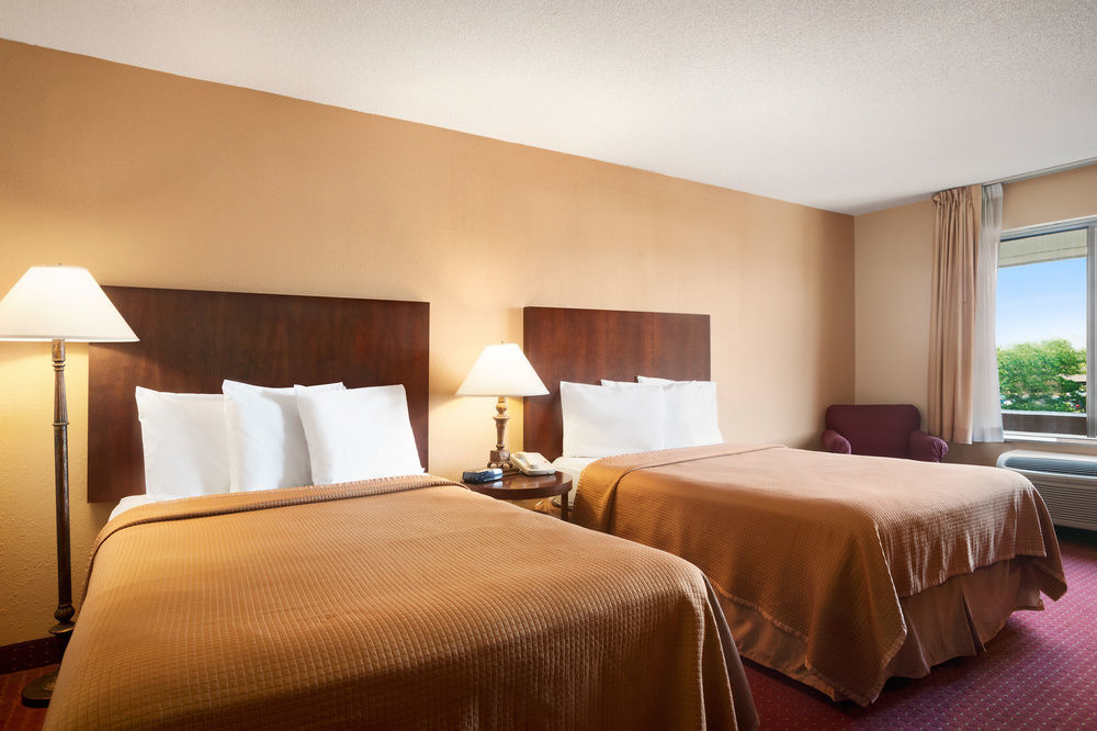 Howard Johnson By Wyndham Romulus Detroit Metro Airport Extérieur photo
