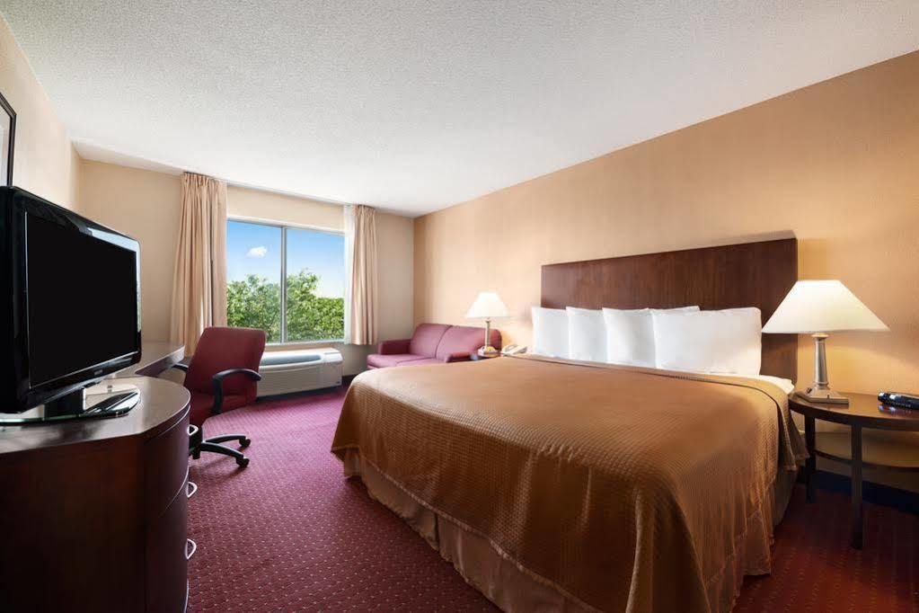Howard Johnson By Wyndham Romulus Detroit Metro Airport Extérieur photo
